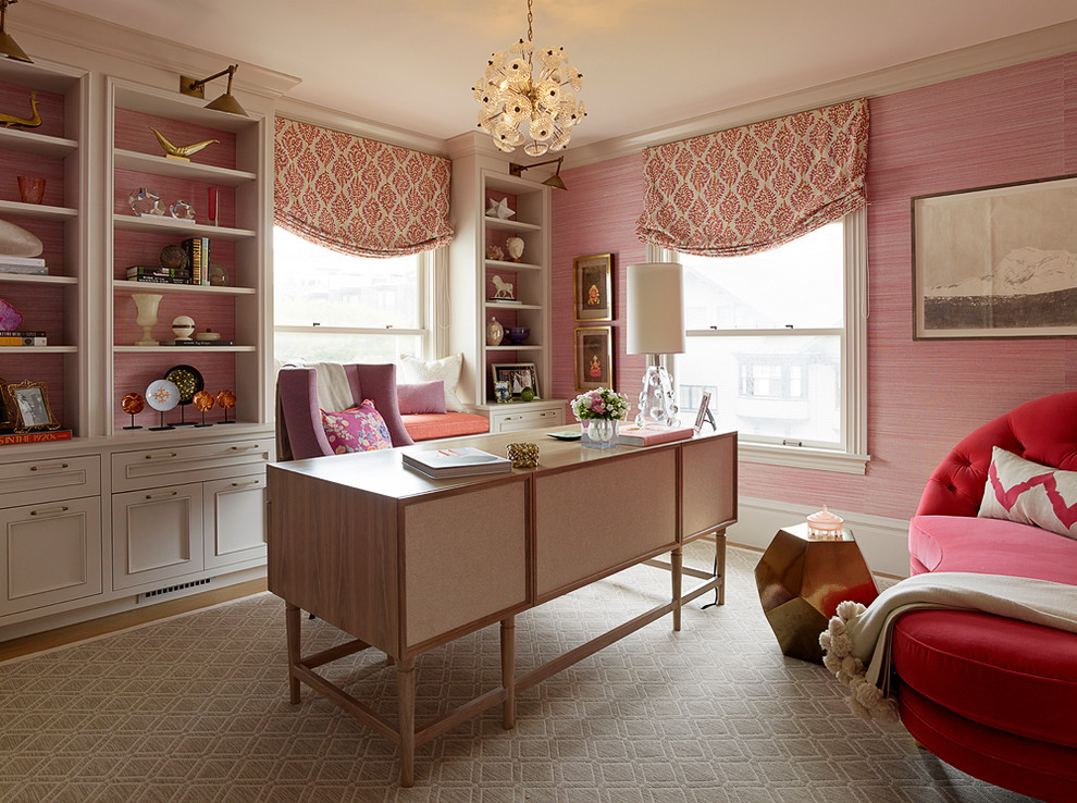 На фото: кабинет среднего размера в современном стиле с отдельно стоящим рабочим столом и розовыми стенами