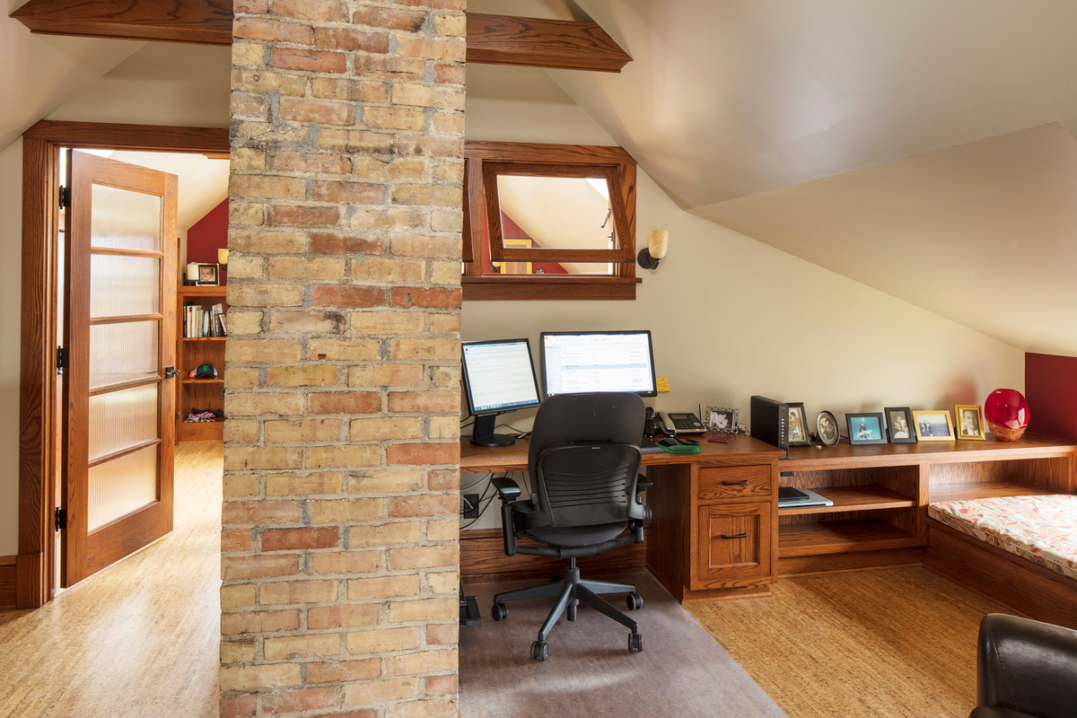 Foto di un ufficio chic di medie dimensioni con pavimento in sughero, pareti beige, scrivania incassata e pavimento multicolore