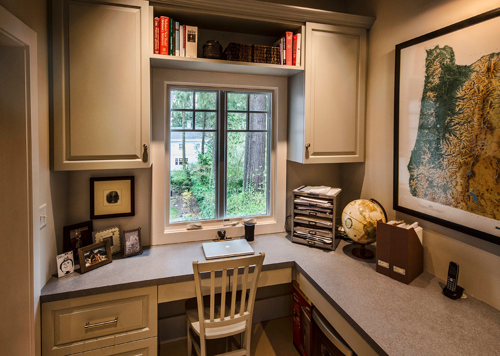 На фото: кабинет в стиле кантри с серыми стенами и встроенным рабочим столом с