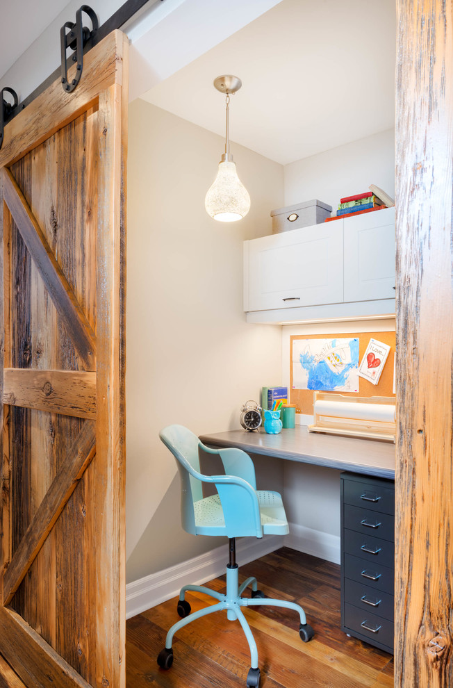 Imagen de despacho clásico renovado pequeño sin chimenea con paredes blancas, suelo de madera en tonos medios y escritorio empotrado