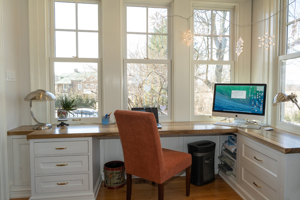Idéer för ett rustikt arbetsrum, med vita väggar, en standard öppen spis, en spiselkrans i sten och ett inbyggt skrivbord