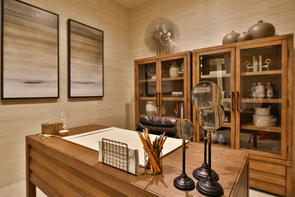Exemple d'un bureau tendance de taille moyenne avec un mur beige, moquette, un bureau indépendant, aucune cheminée et un sol beige.