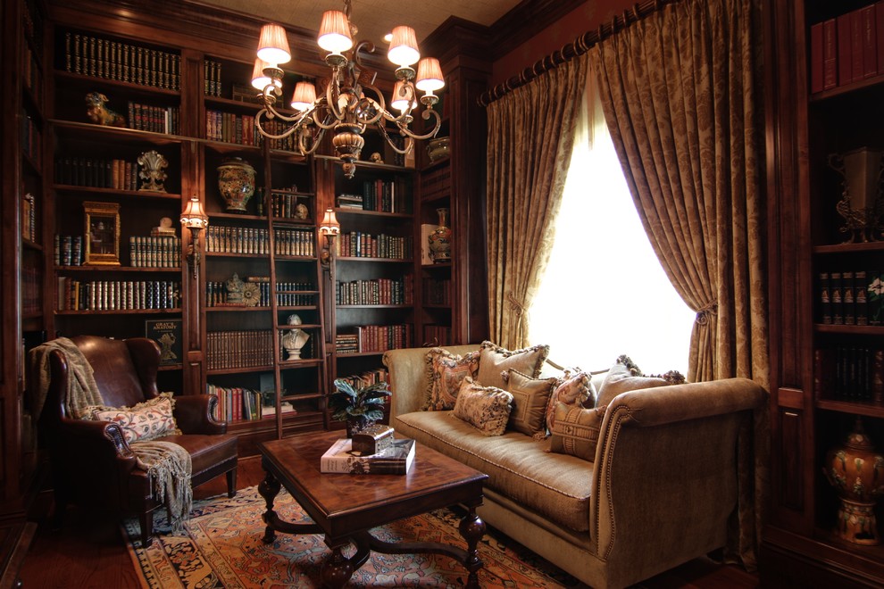 ニューオリンズにある高級な中くらいなヴィクトリアン調のおしゃれなホームオフィス・書斎 (ライブラリー、茶色い壁、濃色無垢フローリング、自立型机) の写真