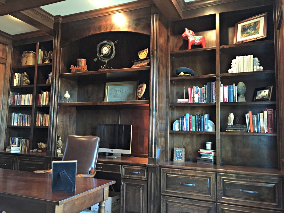 Inspiration för ett stort vintage hemmabibliotek, med bruna väggar, mellanmörkt trägolv och ett fristående skrivbord