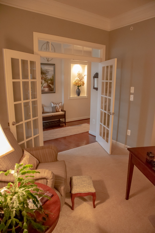Cette image montre un bureau traditionnel de taille moyenne avec un mur vert, moquette, un bureau indépendant et un sol beige.