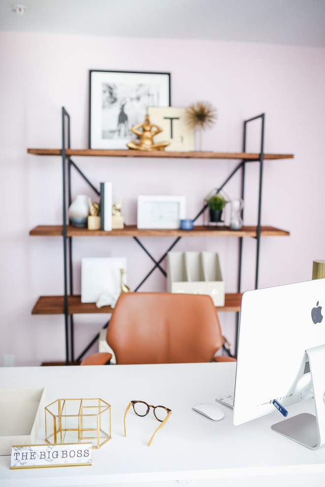 Esempio di un piccolo studio boho chic con pareti rosa, moquette, scrivania autoportante e pavimento grigio