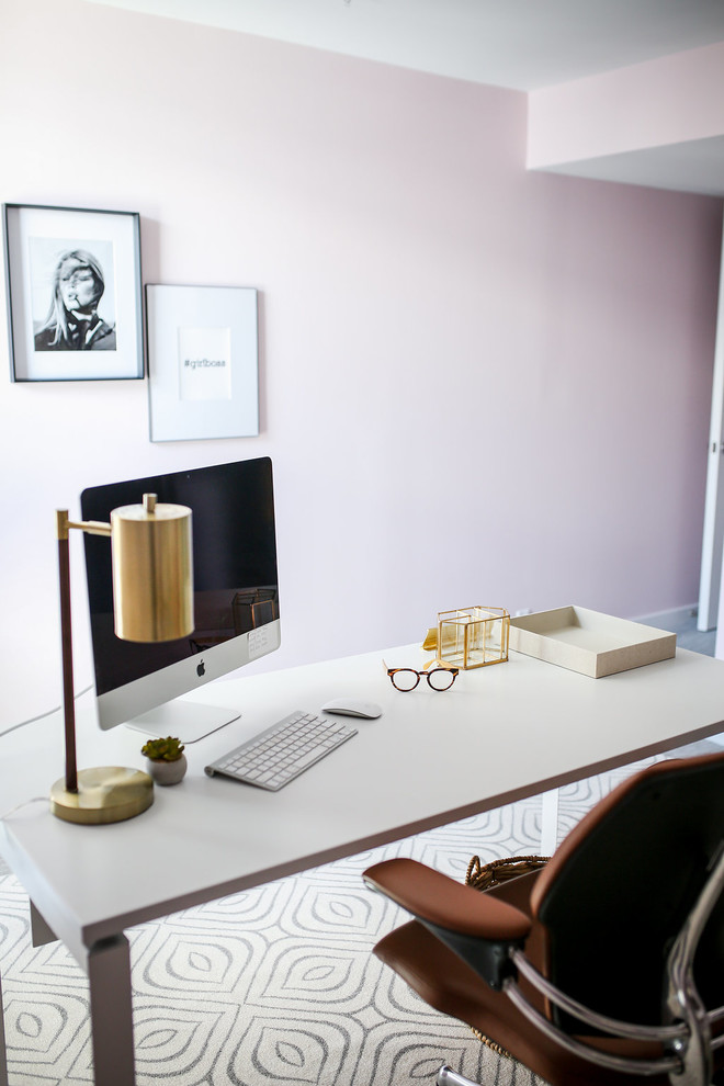 Immagine di un piccolo studio bohémian con pareti rosa, moquette, scrivania autoportante e pavimento grigio