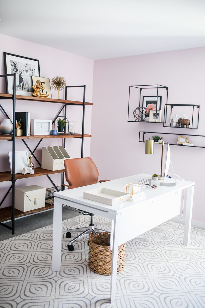 Стильный дизайн: маленький кабинет в стиле фьюжн с ковровым покрытием, отдельно стоящим рабочим столом, серым полом и фиолетовыми стенами для на участке и в саду - последний тренд