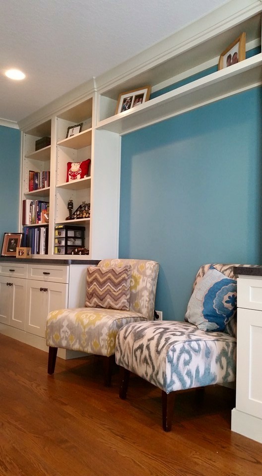 他の地域にある中くらいなトラディショナルスタイルのおしゃれなホームオフィス・書斎 (青い壁、無垢フローリング、造り付け机、暖炉なし) の写真