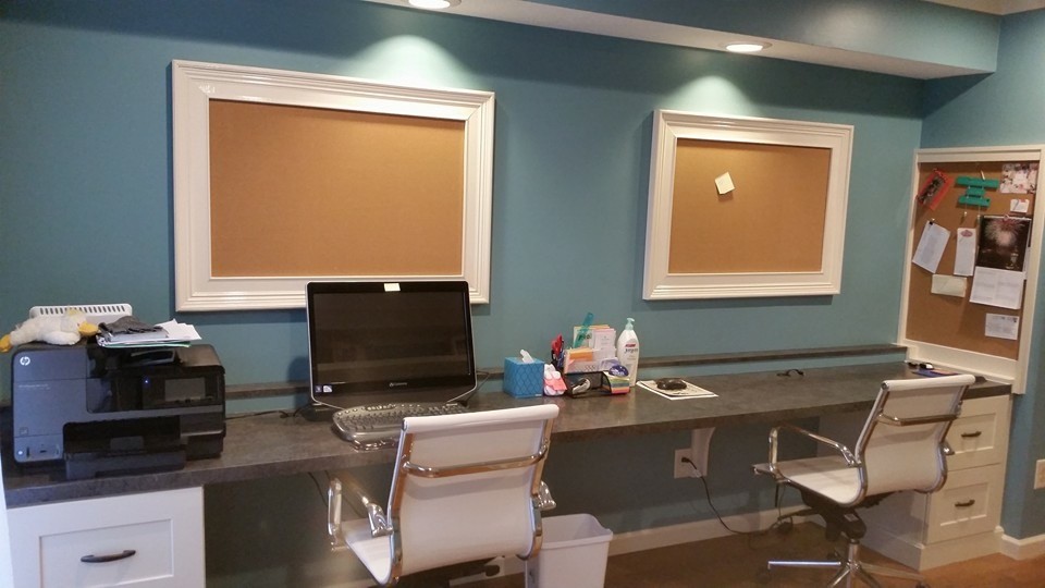 Imagen de despacho clásico de tamaño medio sin chimenea con paredes azules, suelo de madera en tonos medios y escritorio empotrado