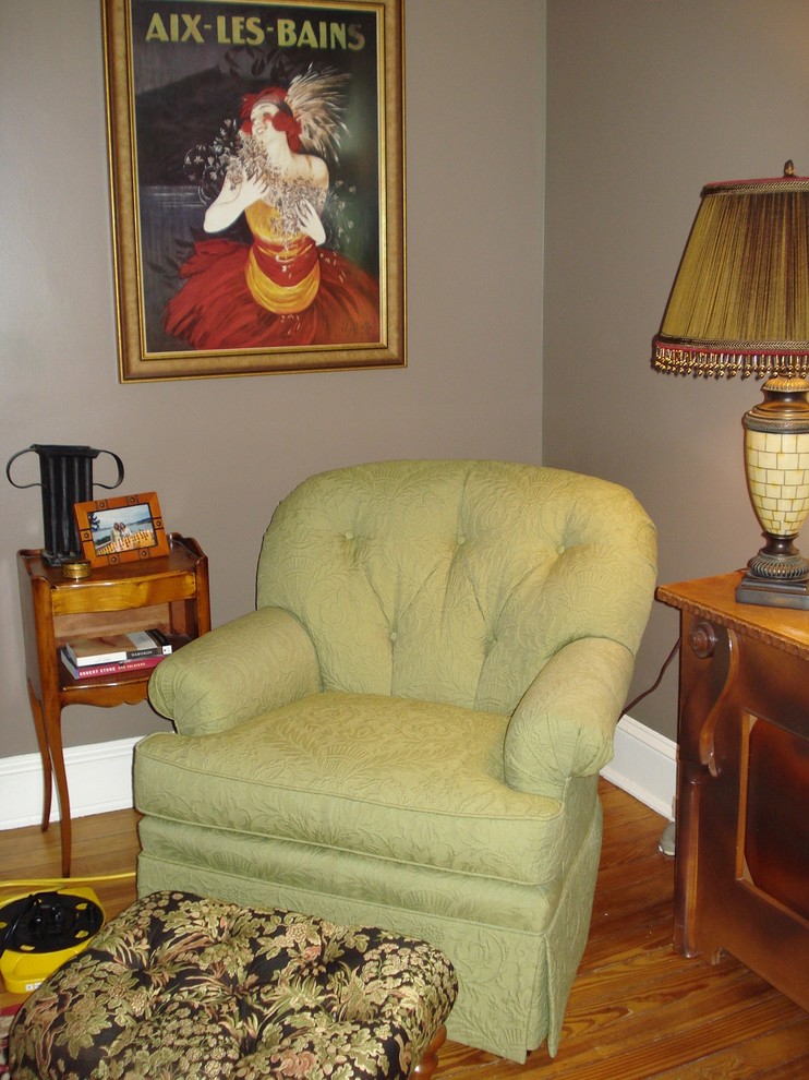 Kleines Klassisches Arbeitszimmer mit Arbeitsplatz, brauner Wandfarbe, braunem Holzboden und freistehendem Schreibtisch in Baltimore
