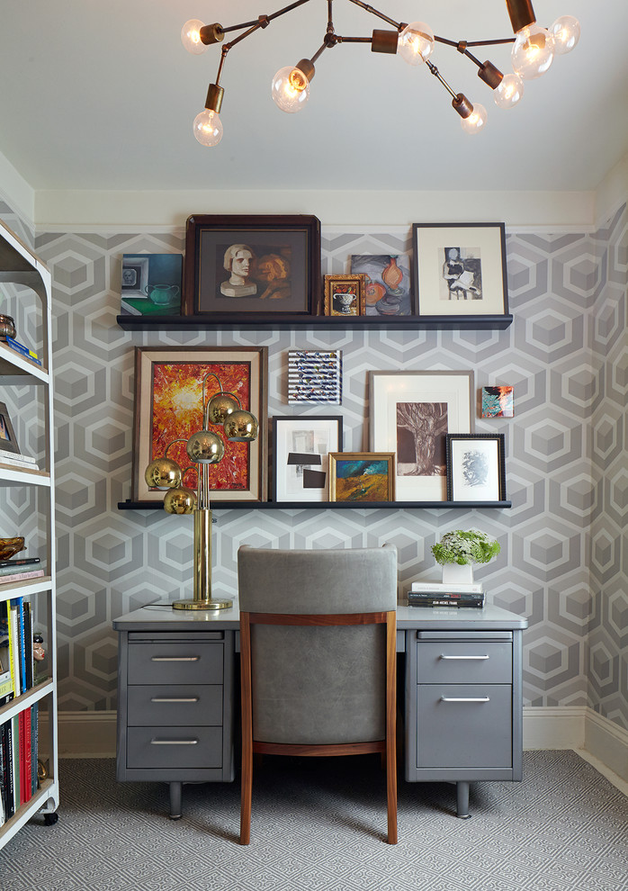 Mittelgroßes Eklektisches Arbeitszimmer ohne Kamin mit grauer Wandfarbe, Teppichboden, freistehendem Schreibtisch, Arbeitsplatz und grauem Boden in San Francisco