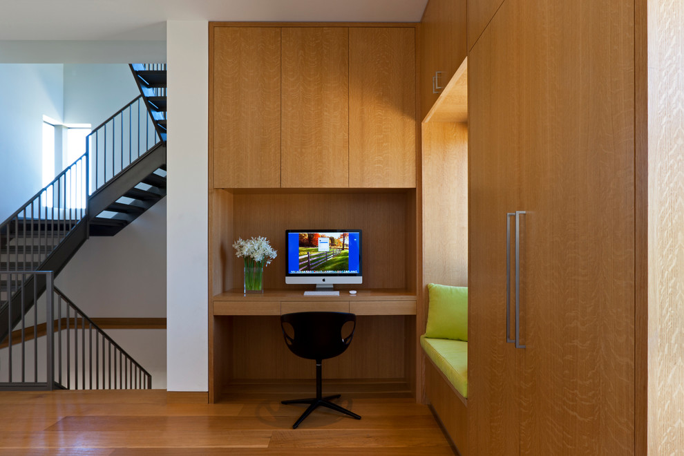 シカゴにあるコンテンポラリースタイルのおしゃれなホームオフィス・書斎 (造り付け机) の写真