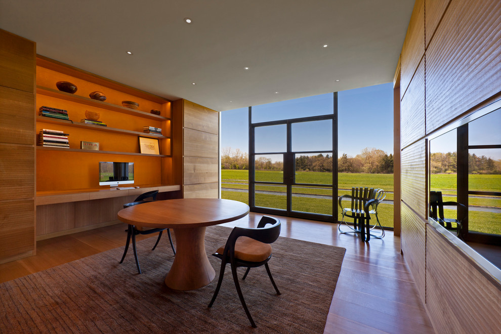 Photo of a contemporary home office in Chicago with a built-in desk.
