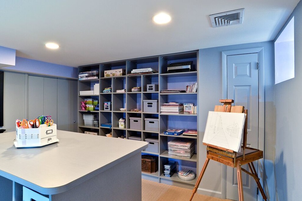 Cette photo montre un bureau atelier tendance de taille moyenne avec moquette et un bureau indépendant.