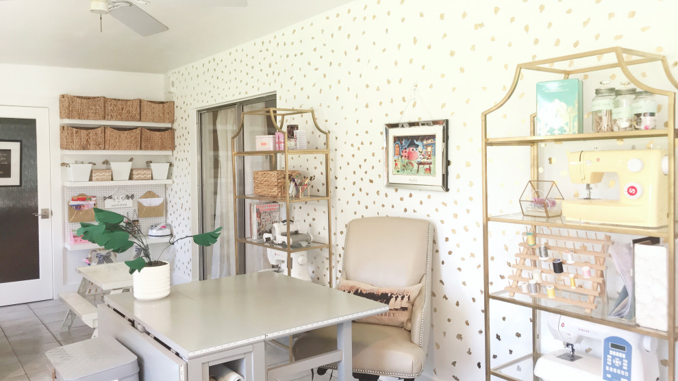 Idee per una stanza da lavoro bohémian di medie dimensioni con pareti bianche, pavimento con piastrelle in ceramica, nessun camino, scrivania autoportante e pavimento grigio