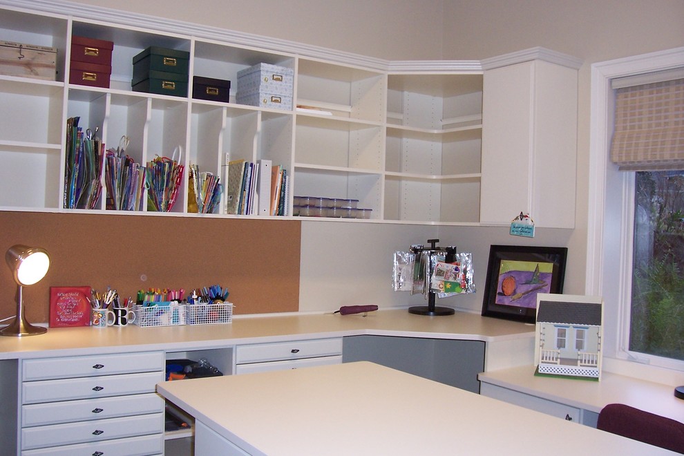 Klassisches Arbeitszimmer mit beiger Wandfarbe und Einbau-Schreibtisch in Atlanta