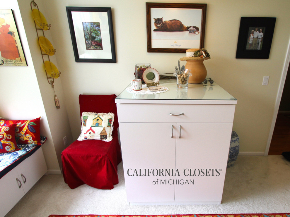 На фото: кабинет в классическом стиле с местом для рукоделия, ковровым покрытием и встроенным рабочим столом с