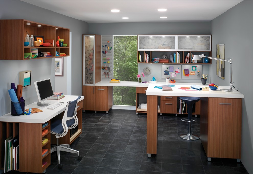 Idee per una grande stanza da lavoro minimalista con scrivania incassata, pareti grigie, pavimento con piastrelle in ceramica e nessun camino