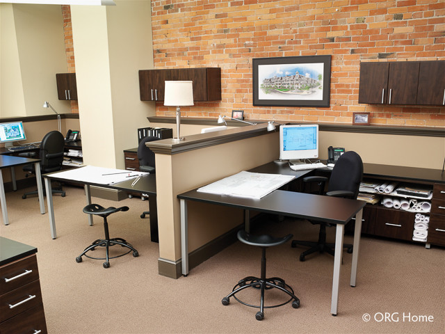 Esempio di un grande ufficio tradizionale con pareti beige, moquette e scrivania autoportante