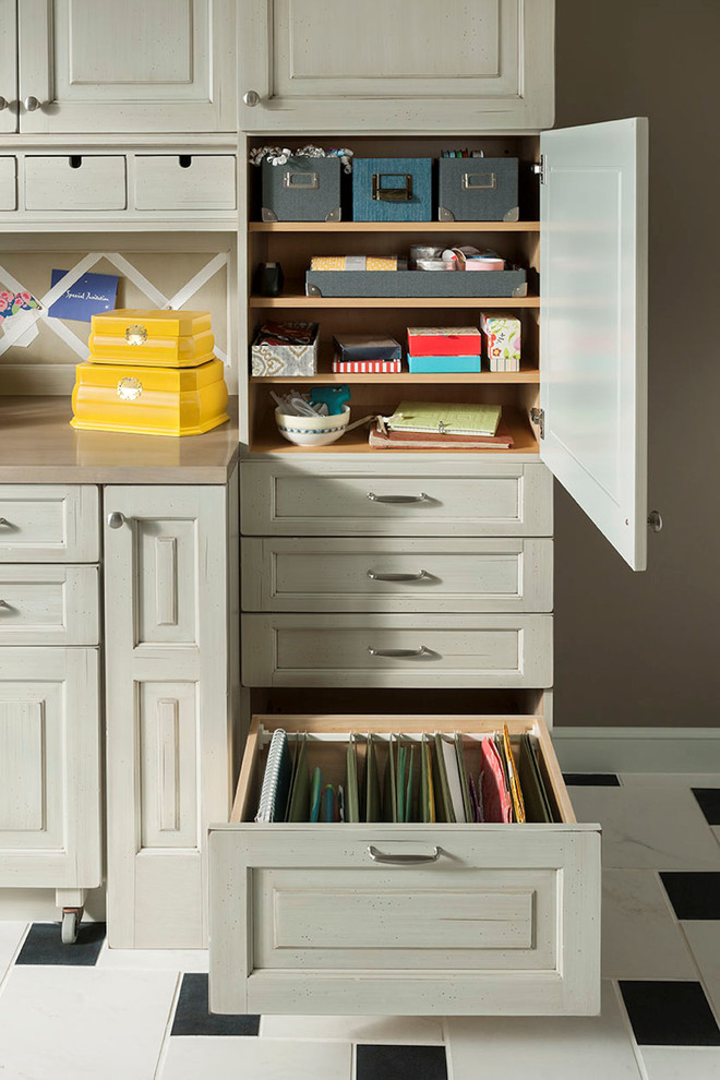Ejemplo de sala de manualidades tradicional de tamaño medio con paredes beige, suelo de mármol, escritorio empotrado y suelo blanco