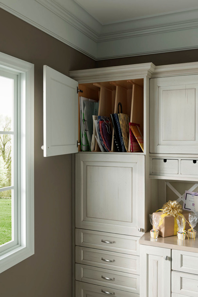 Réalisation d'un bureau atelier tradition de taille moyenne avec un mur beige, un sol en marbre, un bureau intégré et un sol blanc.