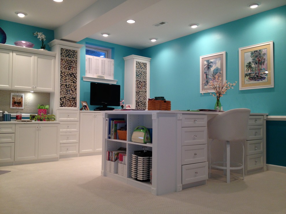 Idéer för att renovera ett stort vintage hobbyrum, med blå väggar, heltäckningsmatta, ett inbyggt skrivbord och brunt golv