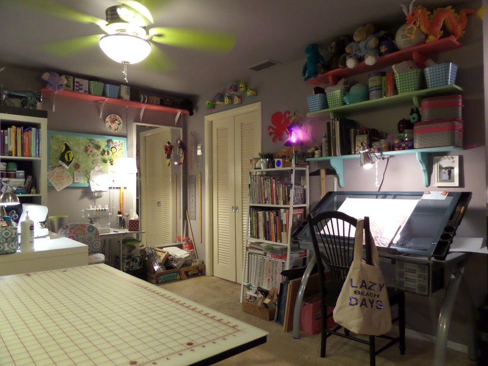 На фото: кабинет среднего размера в стиле фьюжн с местом для рукоделия, серыми стенами, ковровым покрытием и отдельно стоящим рабочим столом без камина
