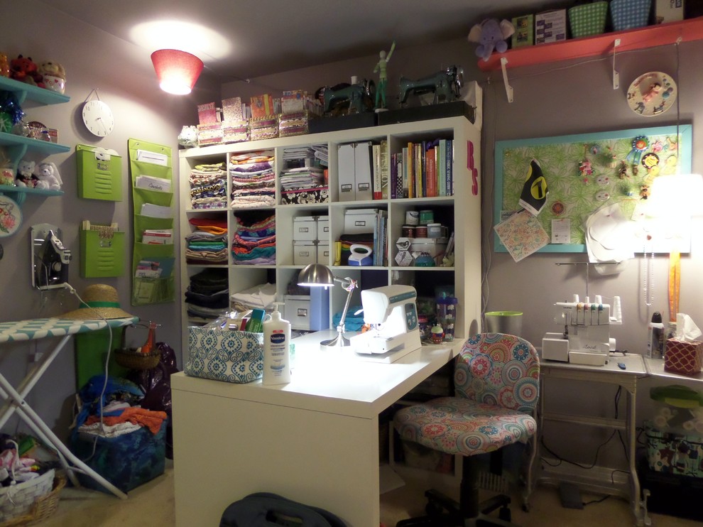 Immagine di una stanza da lavoro bohémian di medie dimensioni con pareti grigie, moquette, nessun camino e scrivania autoportante