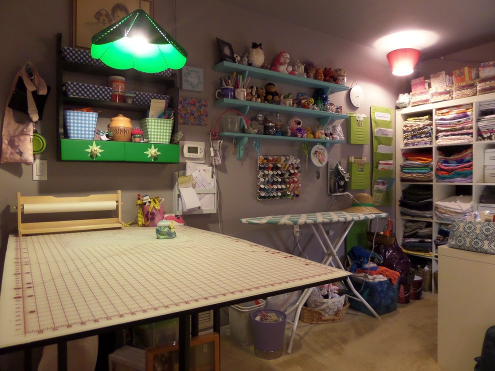 Inredning av ett eklektiskt mellanstort arbetsrum, med grå väggar, heltäckningsmatta och ett fristående skrivbord