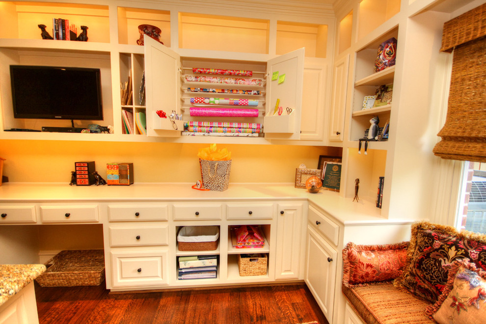 Inspiration för ett mellanstort vintage hobbyrum, med gula väggar, mellanmörkt trägolv och ett inbyggt skrivbord