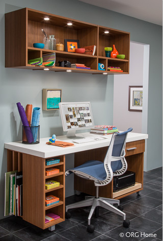 Cette photo montre un grand bureau atelier tendance avec un mur gris, sol en stratifié, un bureau indépendant et un sol gris.
