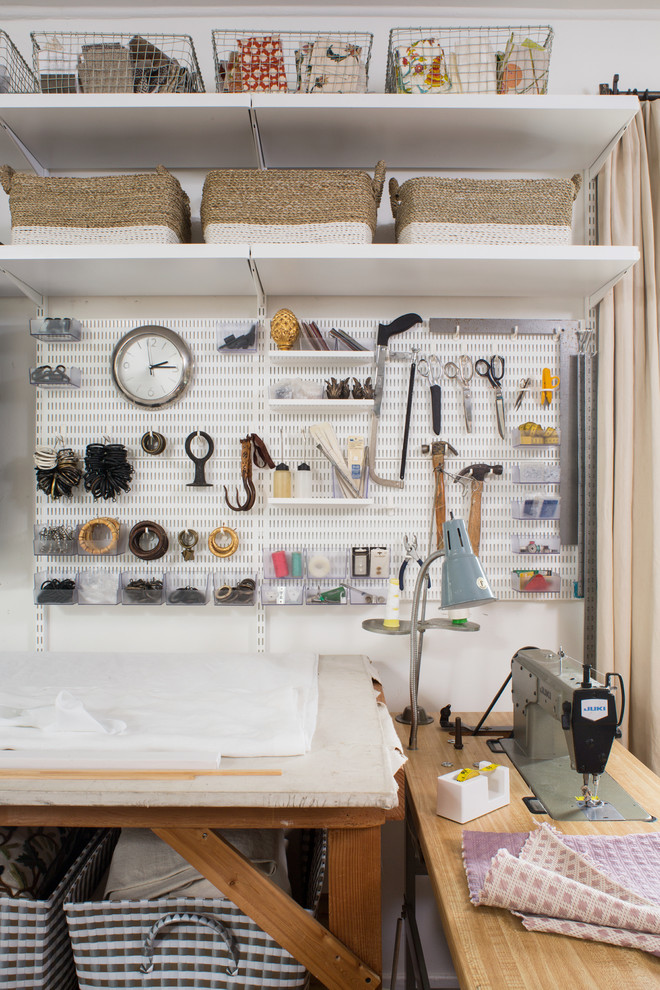 Immagine di un atelier stile rurale con pareti bianche, parquet chiaro e scrivania autoportante