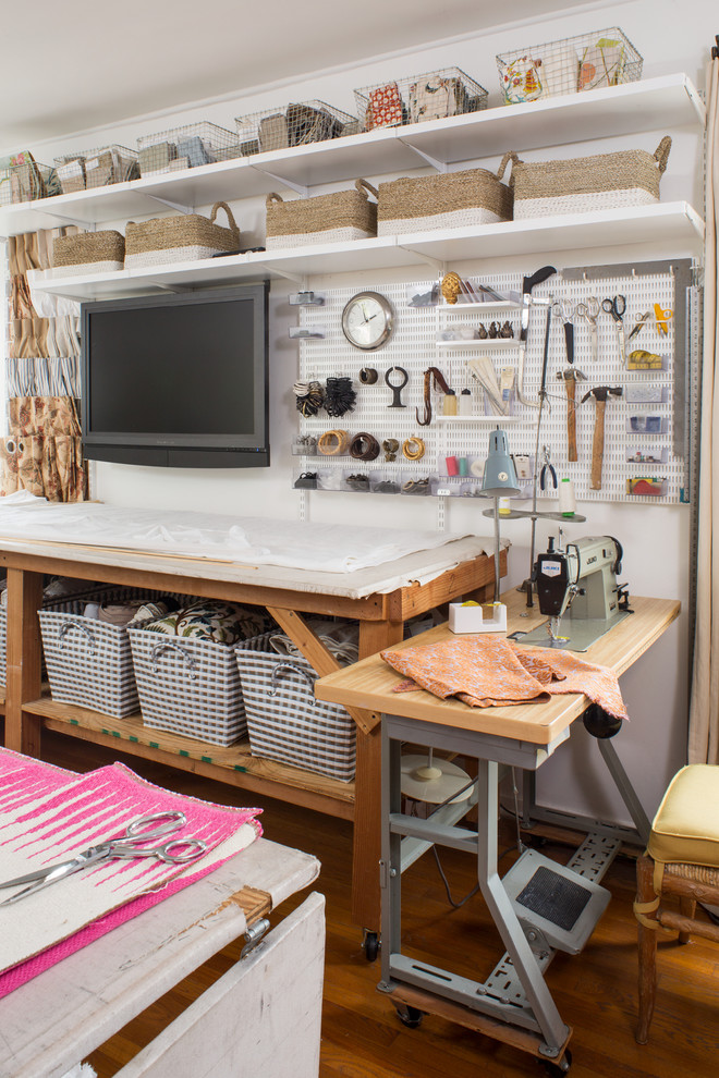 Rustikales Arbeitszimmer mit Studio, weißer Wandfarbe, hellem Holzboden und freistehendem Schreibtisch in Sonstige