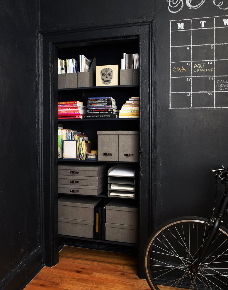 Industrial Arbeitszimmer mit Studio, schwarzer Wandfarbe, hellem Holzboden und freistehendem Schreibtisch in Sonstige