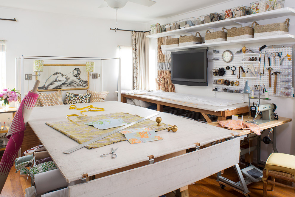 Foto på ett vintage hobbyrum, med vita väggar, ett fristående skrivbord och mellanmörkt trägolv