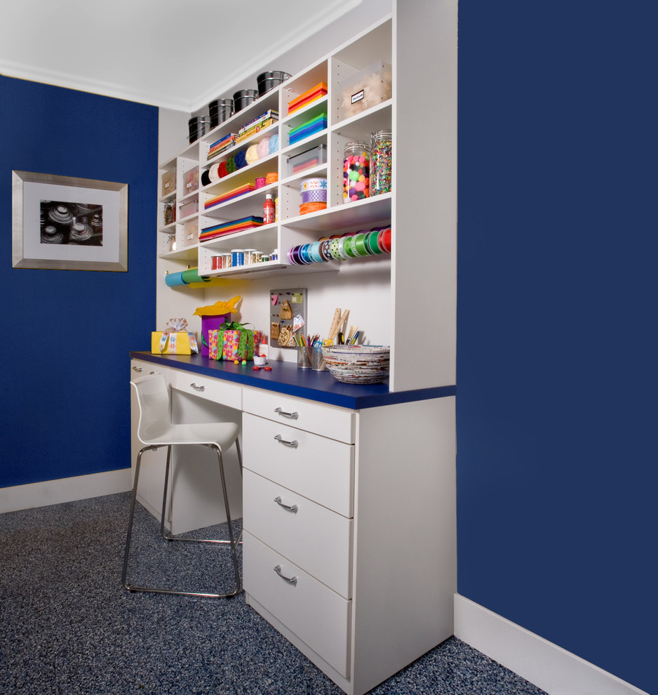 На фото: кабинет среднего размера в современном стиле с синими стенами, полом из линолеума, местом для рукоделия и встроенным рабочим столом без камина