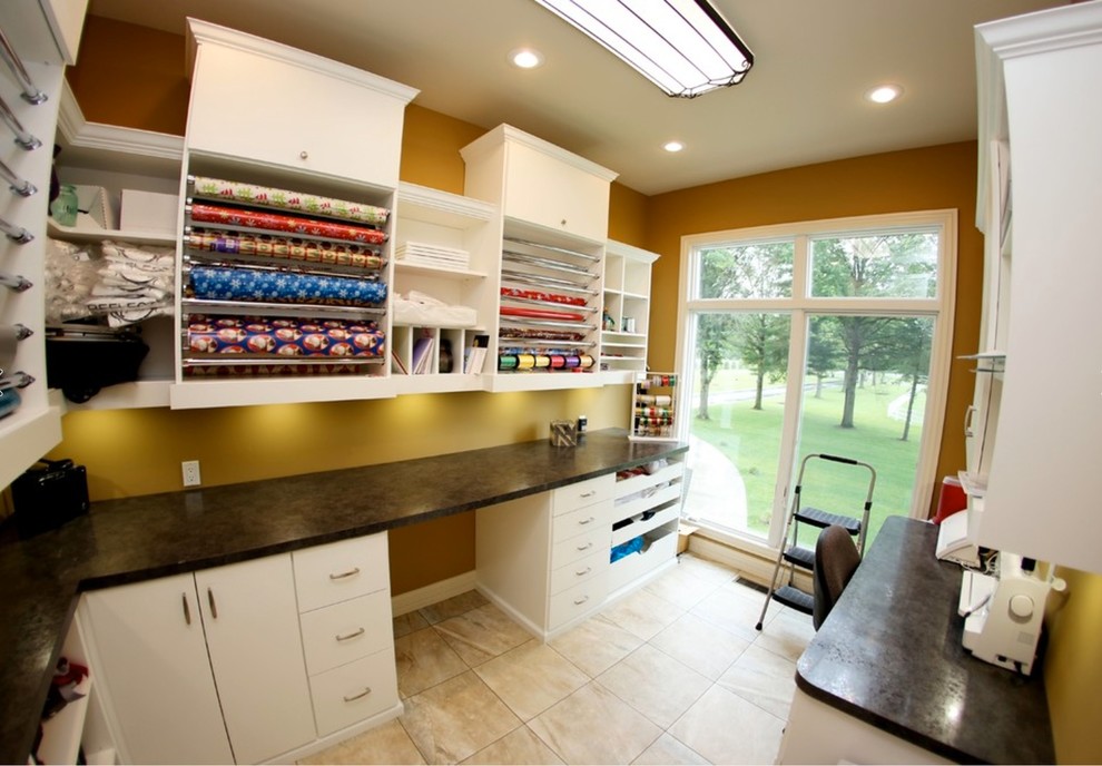 Cette photo montre un bureau atelier de taille moyenne avec un mur beige, un sol en carrelage de céramique, un bureau intégré et un sol gris.