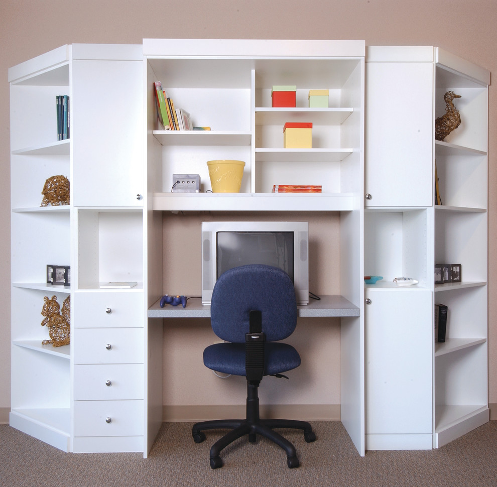 Cette photo montre un bureau chic de taille moyenne avec un mur beige, moquette, un bureau intégré et aucune cheminée.
