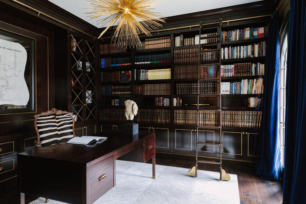 Immagine di uno studio chic di medie dimensioni con libreria, pareti marroni, parquet scuro, scrivania autoportante e pavimento marrone