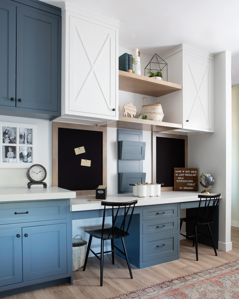 Inspiration pour un bureau rustique avec un mur blanc, un sol en carrelage de porcelaine, un bureau intégré, un sol beige et aucune cheminée.