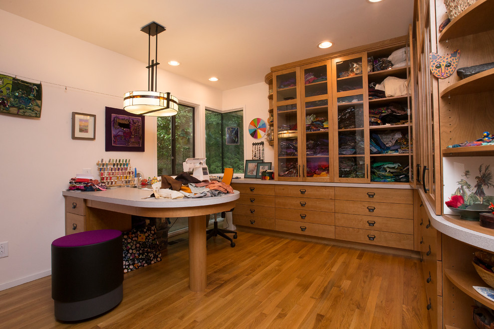 Immagine di una stanza da lavoro minimal di medie dimensioni con scrivania incassata, pareti bianche, pavimento in legno massello medio e pavimento arancione