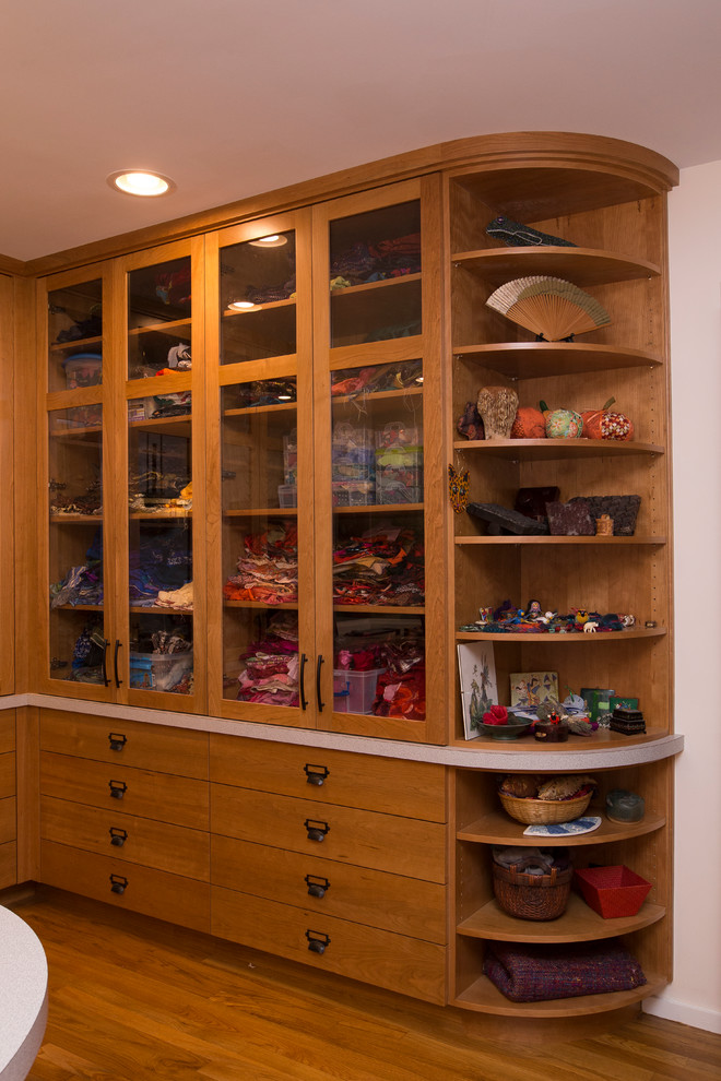 Foto de sala de manualidades contemporánea de tamaño medio con escritorio empotrado, paredes blancas, suelo de madera en tonos medios y suelo naranja