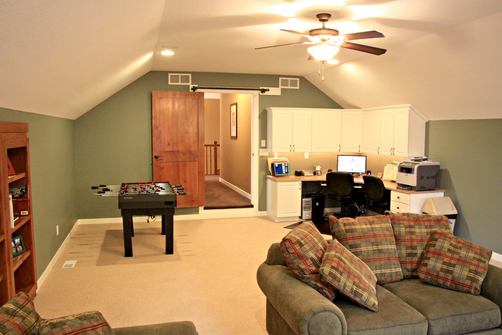 Cette image montre un bureau craftsman de taille moyenne avec un mur vert, moquette et un bureau intégré.