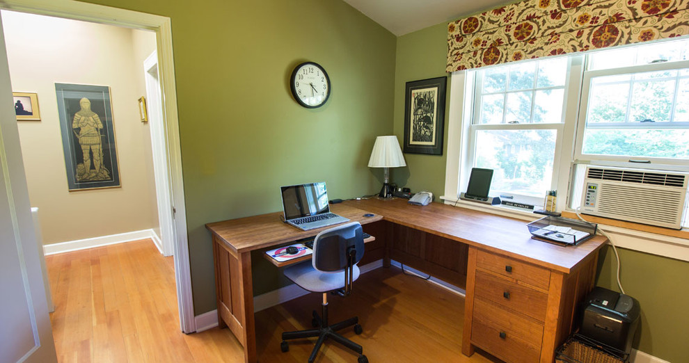 Amerikansk inredning av ett litet arbetsrum, med gröna väggar