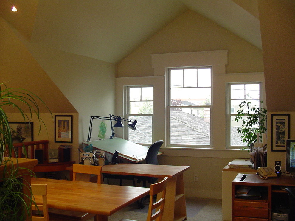 Bild på ett stort funkis arbetsrum, med beige väggar, heltäckningsmatta och ett fristående skrivbord