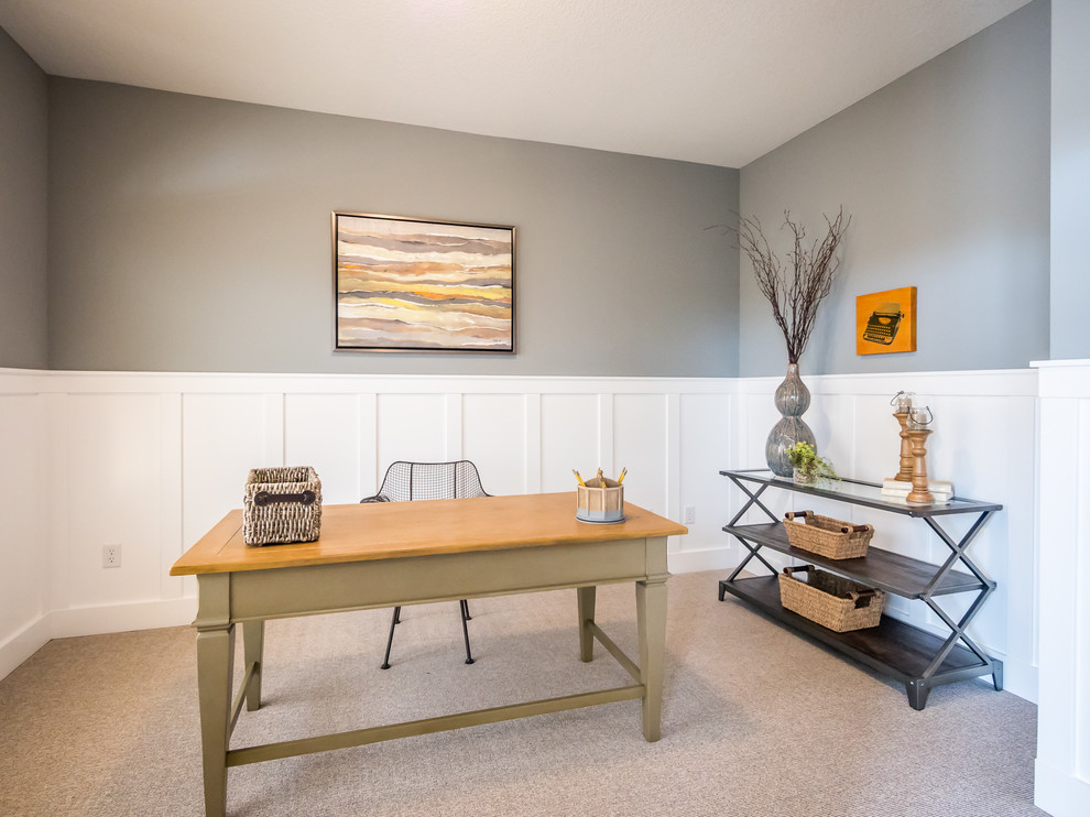 Cette image montre un bureau craftsman de taille moyenne avec un mur gris, moquette, un bureau indépendant et aucune cheminée.