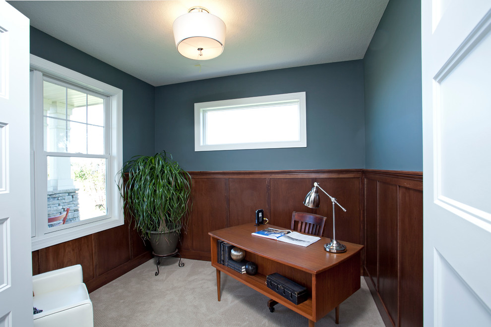 Imagen de despacho clásico renovado con paredes grises y moqueta