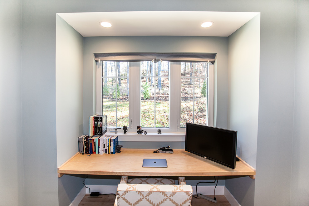 Kleines Uriges Arbeitszimmer mit Arbeitsplatz, grauer Wandfarbe, hellem Holzboden und Einbau-Schreibtisch in St. Louis