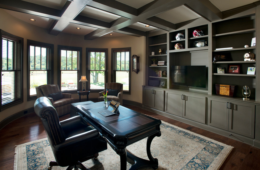 Diseño de despacho de estilo americano con paredes marrones, suelo de madera en tonos medios y escritorio independiente